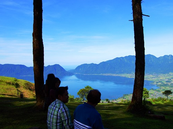 Santai sembari memandang keindahan Danau Maninjau (foto:mlancong.com)