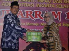 Walikota Jakarta Selatan, Marullah Matali menyerahkan bantuan kepada Ka.BAZIS Jaksel Sutriana Lela 