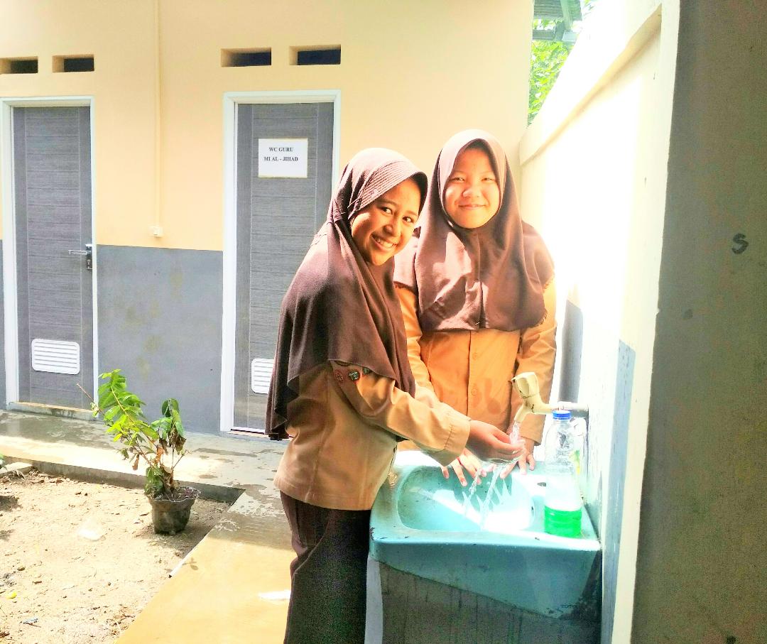 Siswi MI Al-Jihad Cilodong Depok sedang mencuci tangan di wastafel sebelum jajan