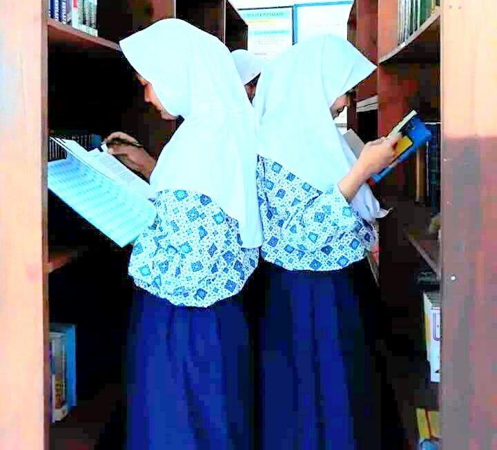 Siswi MTs Al-Jihad Cilodong Depok sedang membaca buku di perpustakaan