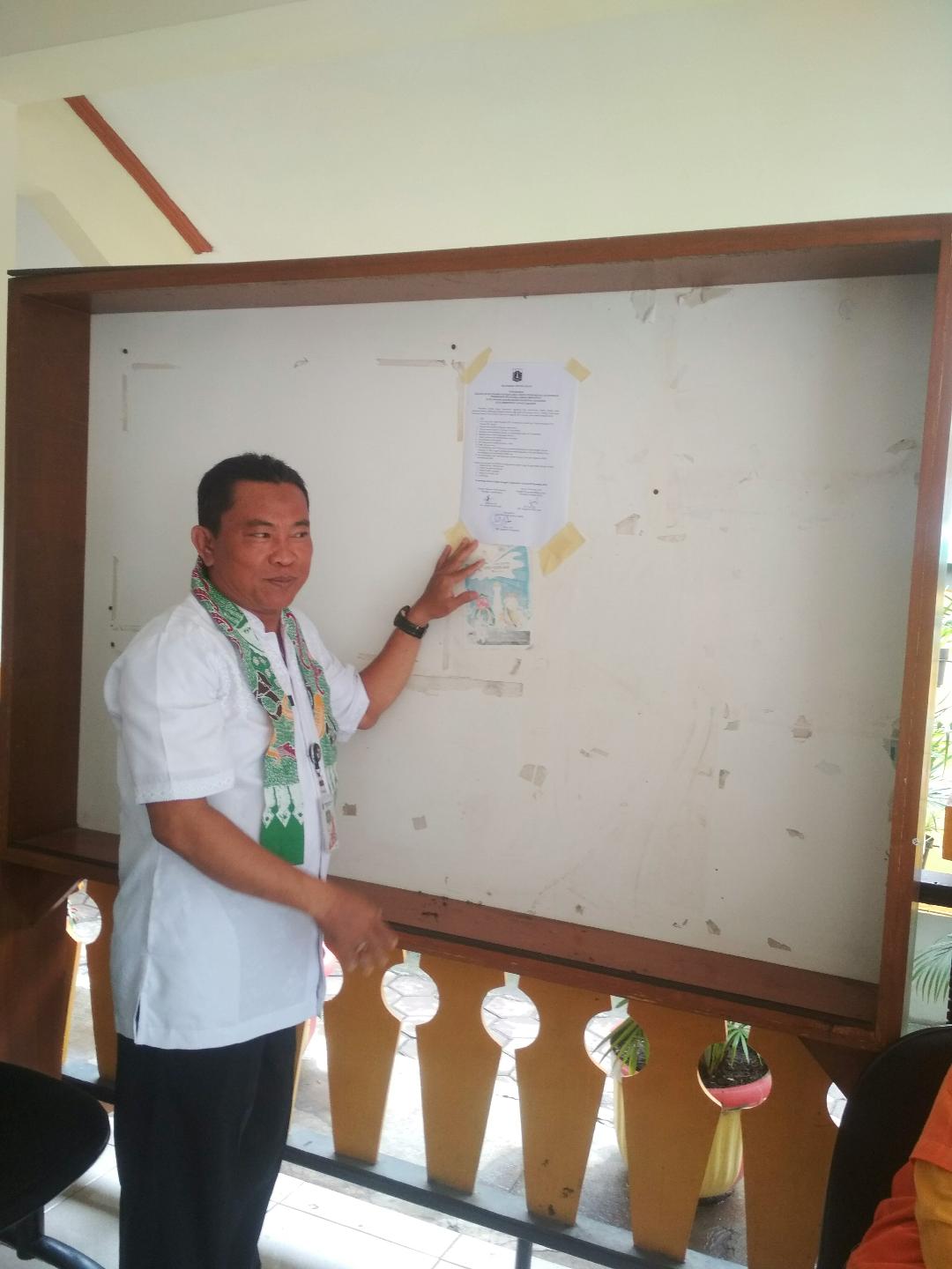Kasie Perekonomian Pembangunan LH H.Syamsuddin sedang mempertunjukkan kertas loker PPSU