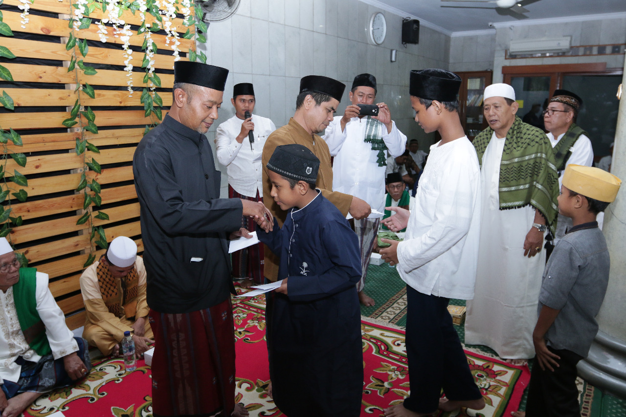Bang Nacing sedang memberikan santunan kepada kaum Dhuafa di Masjid Ijtihad