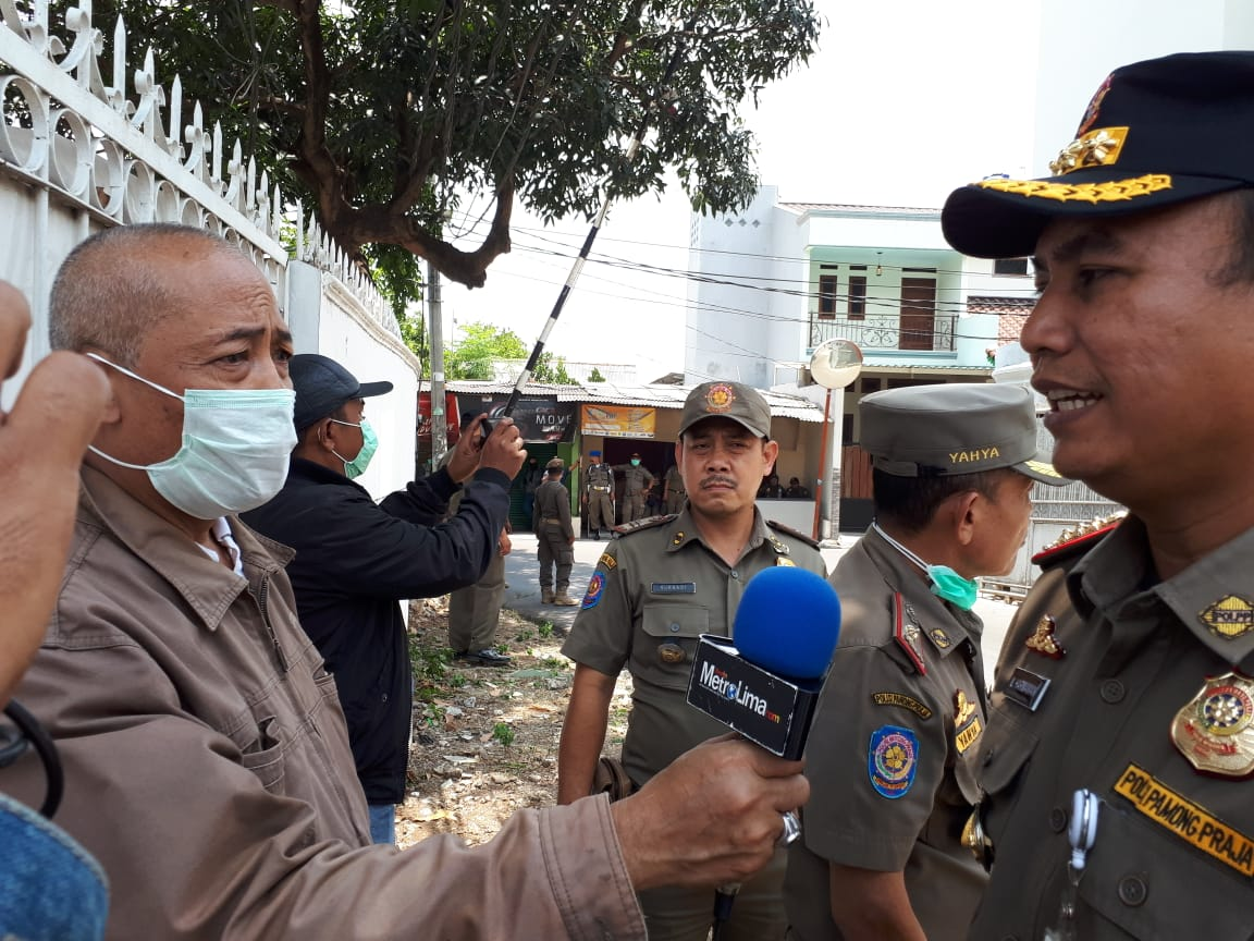 Kasat Pol PP Jaksel, Ujang Harmawan saat diwawancarai Wartawan (foto.kris).