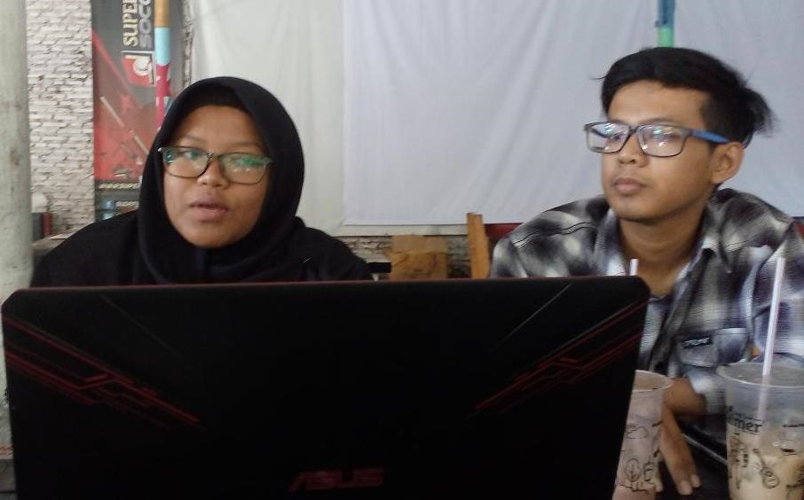 Arina Zuhdina (kiri) dan Abdul Rachman A (kanan), ketika memberikan keterangan hasil polling cawalkot Solo kepada wartawan