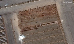 Foto satelit Maxar menjepret kuburan di Iran.