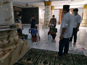 Gerak bakti di Masdjid ‘Jami Nurul Huda’ tersebut dilaksanakan oleh Pengurus Dewan Kemakmuran Masdjid’, dan dibantu dari unsur ppsu
