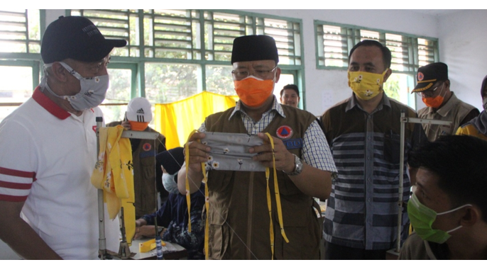 Gubernur Bengkulu Rohidin Mersyah meninjau produksi masker di BLK Disnakertrans Bengkulu