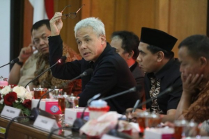 Gubernur Jawa Tengah Ganjar Pranowo (yang mengangkat kacamata)