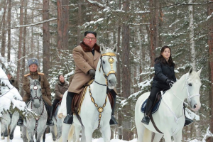 Kim Jong Un (tengah) menunggangi kuda putih berlapis emas ketika berkunjung ke Gunung Keramat Paektu.