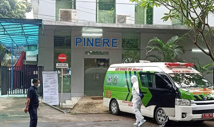 Mobil ambulan tiba di depan ruang isolasi Pinere Rumah Sakit Umum Persahabatan