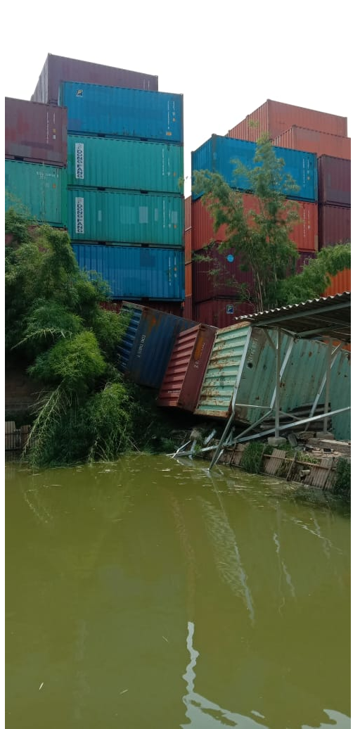 seorang pemancing tertimpa sejumlah kontainer runtuh