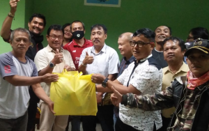 Edi Kuswanto (kemeja puth menggunakan kacamata) sedang memberikan sembako kepada anggota