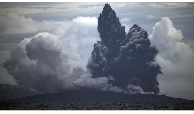 Erupsi Gunung Anak Krakatau terlihat dari KRI Torani 860 saat berlayar di Selat Sunda
