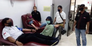 Ketua Koordinatoriat PWI Jaksel, Edi Kuswanto (paling kiri) sedang di ambil darahnya.