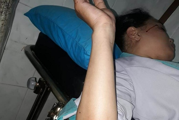 Korban Iis terbaring di ruang perawatan klinik KJP. Iis jadi korban pembegalan yang dilakukan dua pria di Jalan Juanda Depok