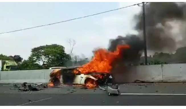 Satu unit mobil terbakar di KM 13 Cibubur lintasan Tol Jagorawi arah Jakarta