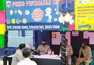 Walikota Administrasi Jakarta Selatan, H. Marulloh Matali (Tengah) sedang memberikan arahan kepada Aparat Kecamatan Kebayoran Baru dan Kelurahan Gunung