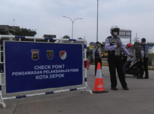 tim petugas gabungan Kota Depok sedang melakukan check point di perbatasan Jalan Brigif - Jalan Gandul Depok