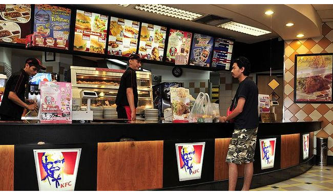 Restoran siap saji KFC menutup 115 gerai karena corona. Akibatnya, 4.988 karyawan dirumahkan, dan 4.847 lainnya potong gaji.