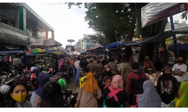warga Bogor memadati pasar anyar