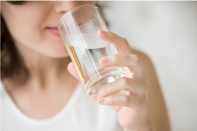 6 Manfaat Minum Air Putih Saat Perut Kosong bagi Kesehatan