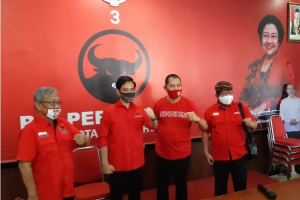 Bakal calon wali kota Gibran Rakabuming Raka dan para pengurus struktural DPC PDI-P Solo di Kantor DPC PDI-P Solo. Bakal calon wali kota Gibran Rakabuming Raka dan para pengurus struktural DPC PDI-P Solo di Kantor DPC PDI-P Solo.