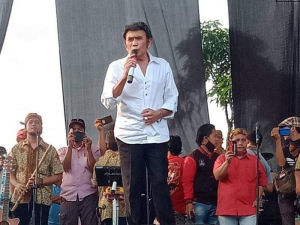 Foto Rhoma Irama bernyanyi di acara khitanan di Bogor