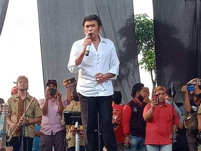 Foto Rhoma Irama bernyanyi di acara khitanan di Bogor