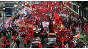 Massa buruh demo tolak omnibus law RUU Ciptaker di depan Gedung DPR.
