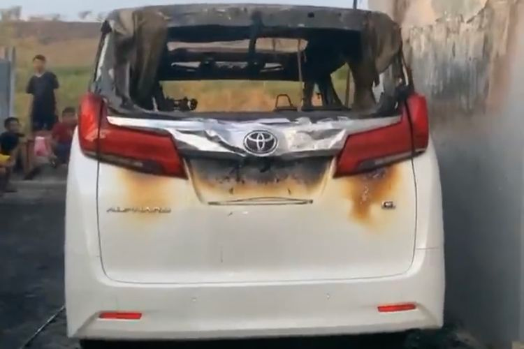 Mobil Toyota Alphard milik Via Vallen yang Terbakar