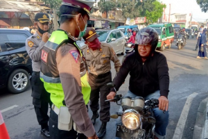 Polisi Razia warga yang tidak memakai masker