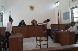 Suasana sidang pra peradilan razia Miras, antara pemohon dan termohon masing-masing memberikan lembar surat kesimpulan kepada Hakim.