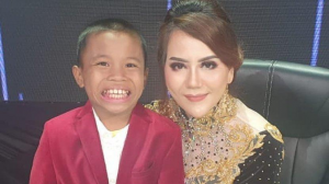 Irwansyah (kiri berbaju merah) setelah show