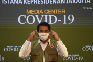 uru Bicara Satgas COVID-19 Wiku Adisasmito berpose usai memberikan keterangan di Kantor Presiden