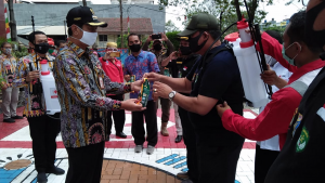 Ketua PMI PROV. DKI Jakarta, Rustam Effendi ( kiri) menyerahkan bantuan...