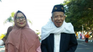 Kiai NU, H Muhammad Idrus Makkawaru, dan istri semasa hidup. Kiai NU, H Muhammad Idrus Makkawaru, dan istri semasa hidup.