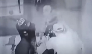 Pelaku ZA dan seorang rekannya saat beraksi mencuri sepeda motor di Jalan Sisingamangaraja Pelaku ZA dan seorang rekannya saat beraksi mencuri sepeda motor di Jalan Sisingamangaraja