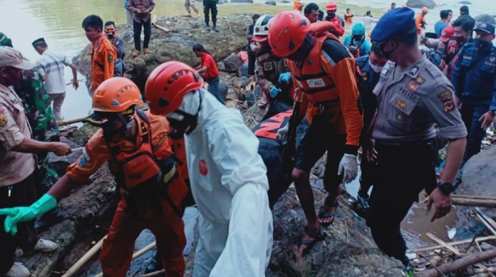 Petugas mengevakuasi jasad santri yang terseret arus sungai di Sukabumi.