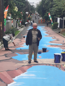 Agus Gunawan terlihat memberikan isyarat Jempol.