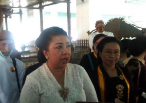 GKR Wandansari, putri PB XII, saat memberikan keterangan kepada wartawan. GKR Wandansari, putri PB XII, saat memberikan keterangan kepada wartawan.