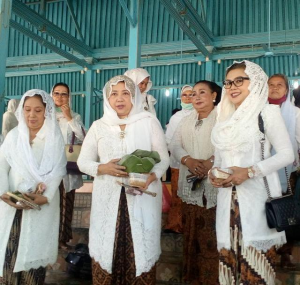 GKR Wandansari (tengah), ketika memberikan keterangan kepada sejumlah wartawan.