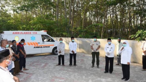 Gubernur Khofifah membacakan doa untuk adik ipar bersama nakes, keluarganya dan tokoh