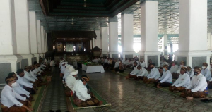 Prosesi-ritual-umbul-donga-dalam-peringatan-Hadeging-Karaton-Kasunanan-Surakarta.