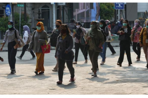 Sejumlah karyawan perkantoran saat keluar dari stasiun Sudirman menuju Kantor