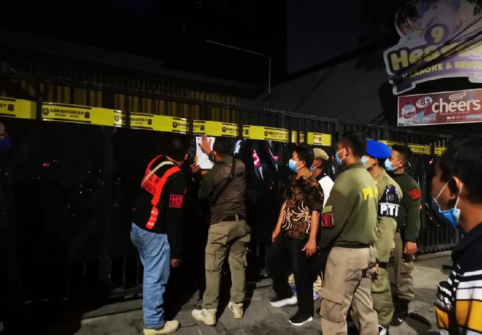 Petugas gabungan merazia sebuah tempat hiburan malam di Surabaya