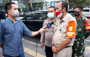 Camat Keb. Baru, Tomy Fudihartono sedang diwawancarai