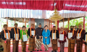 Gusti Mung dan KPH Dr Eddy Wirabumi, di tengah-tengah para siswa pawiyatan pambiwara Karaton Surakarta.