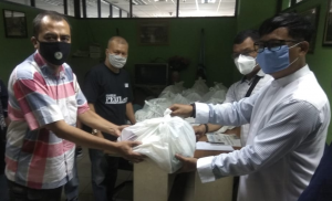 Ketua Koordinatoriat PWI Jaksel, Edy Kuswanto (kanan) memberikan paket sembako kepada Indra K (sebelah kiri, wartawan Kontras) Ketua Koordinatoriat PWI Jaksel, Edy Kuswanto (kanan) memberikan paket sembako kepada Indra K (sebelah kiri, wartawan Kontras)