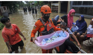 Petugas mengevakuasi anak bayi di kawasan Jati Rasa Bekasi