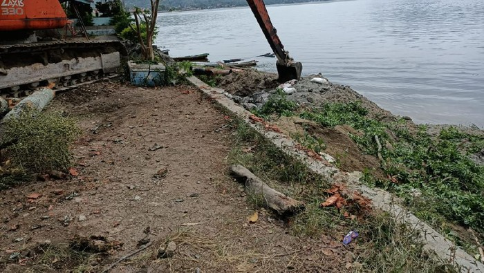 Proses pengangkutan bangkai ikan dari Danau Toba